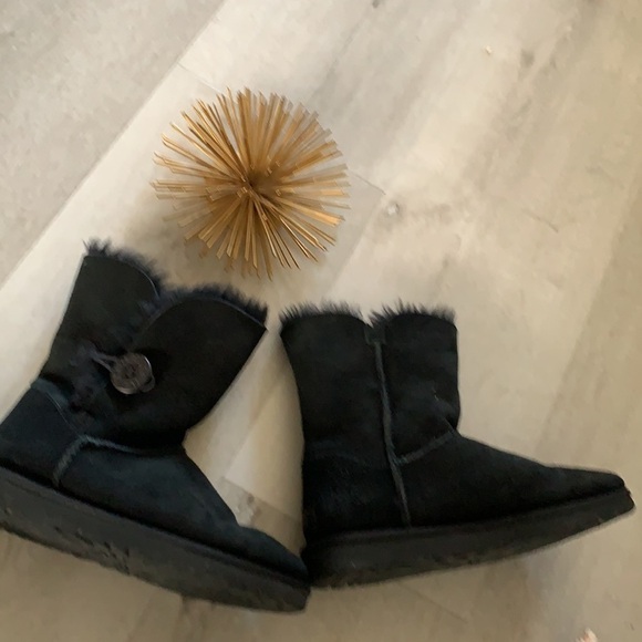 UGG Bailey Button Black Boots size 6 leather sheepskin lining winter cozy - Picture 16 of 16